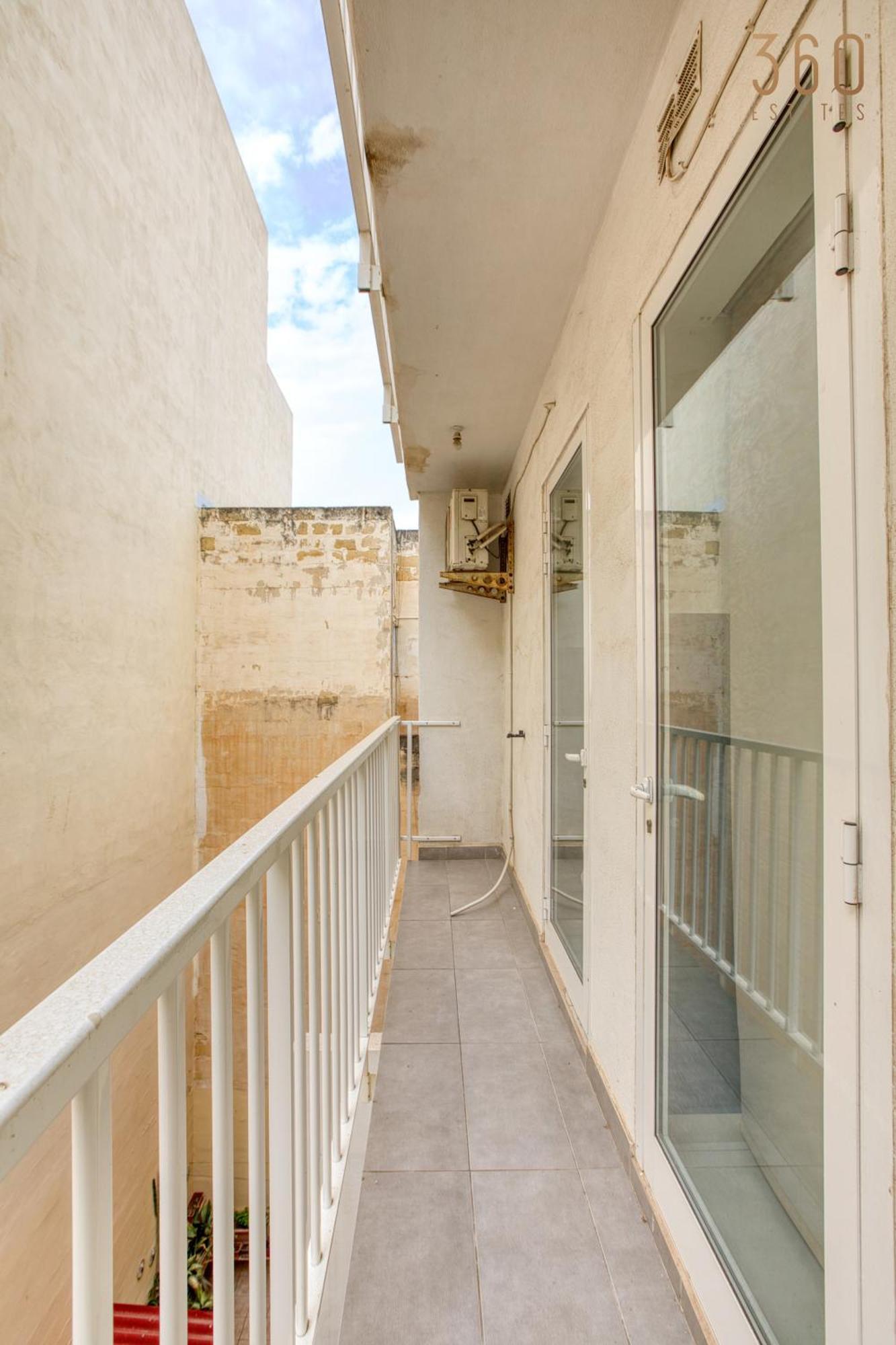 A Lovely 3 Bedroom, 3 Baths In The Centre Of By 360 Estates Apartment *