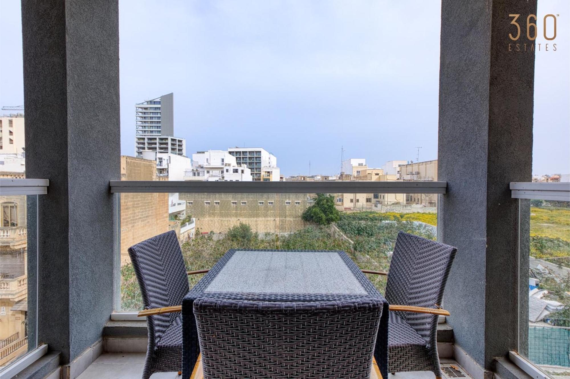 A Lovely 3 Bedroom, 3 Baths In The Centre Of By 360 Estates Apartment *