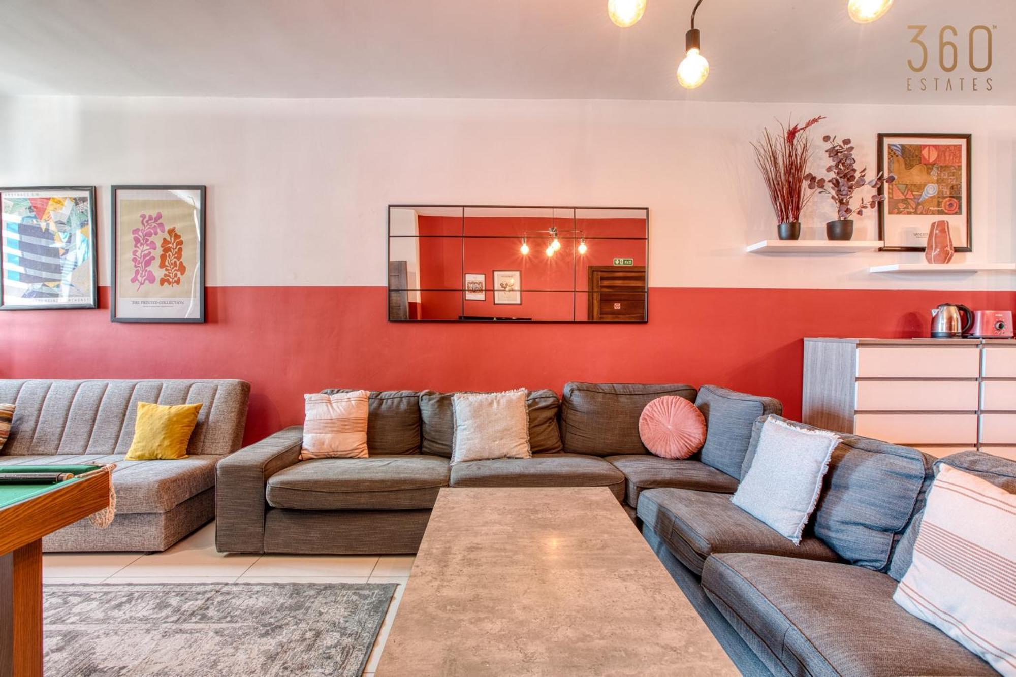 A Lovely 3 Bedroom, 3 Baths In The Centre Of By 360 Estates Apartment